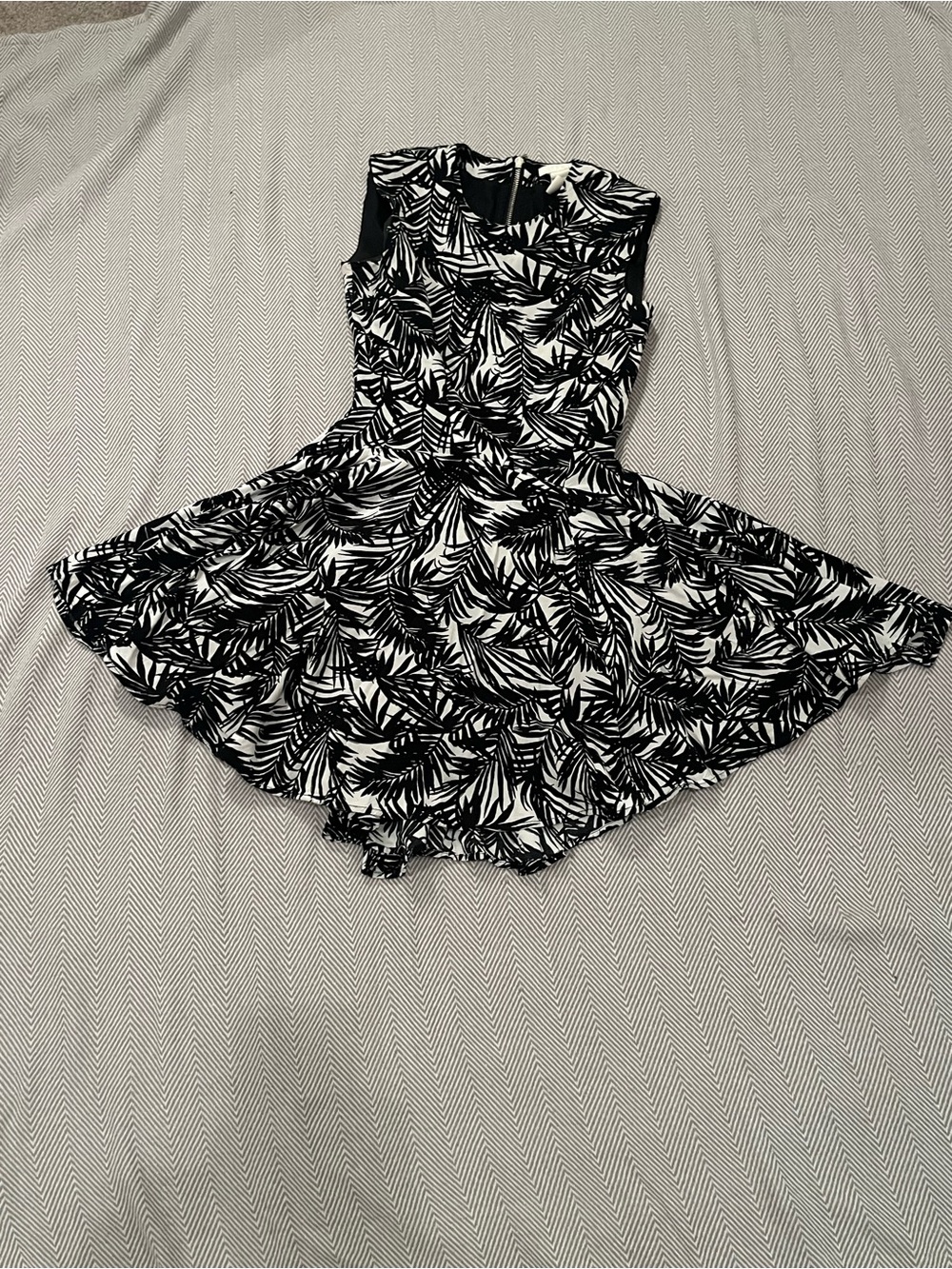 Women’s Black & White Leaf Print Sleeveless Dress - Size 2